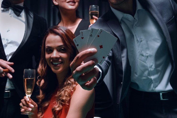 Meja Sic Bo dengan tiga dadu dalam kandang kaca